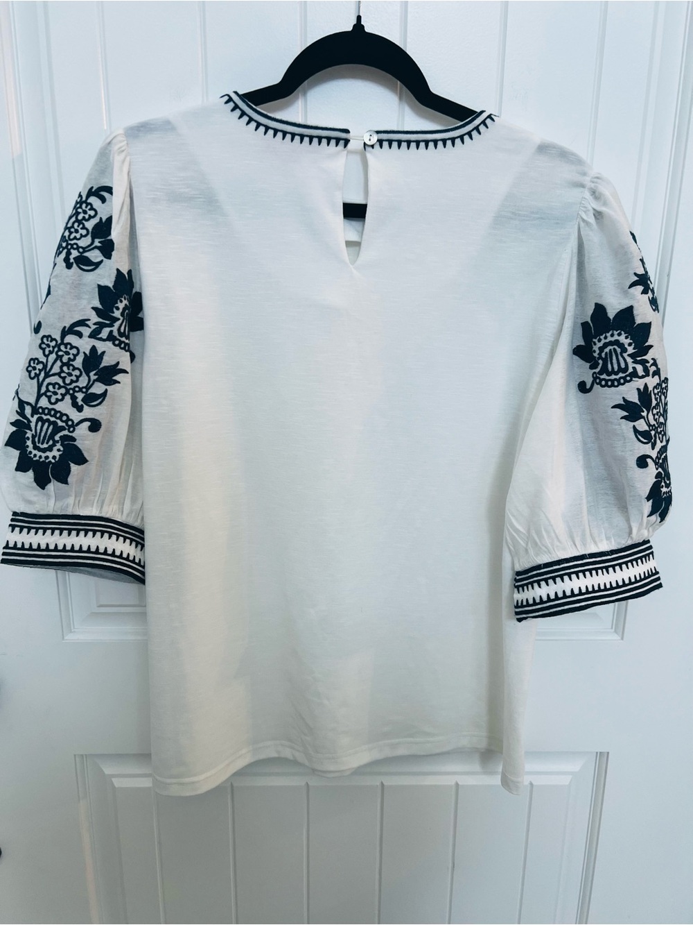 NWOT! THML White Embroidered Puff Sleeve Blouse | Size Large - Picture 6 of 9